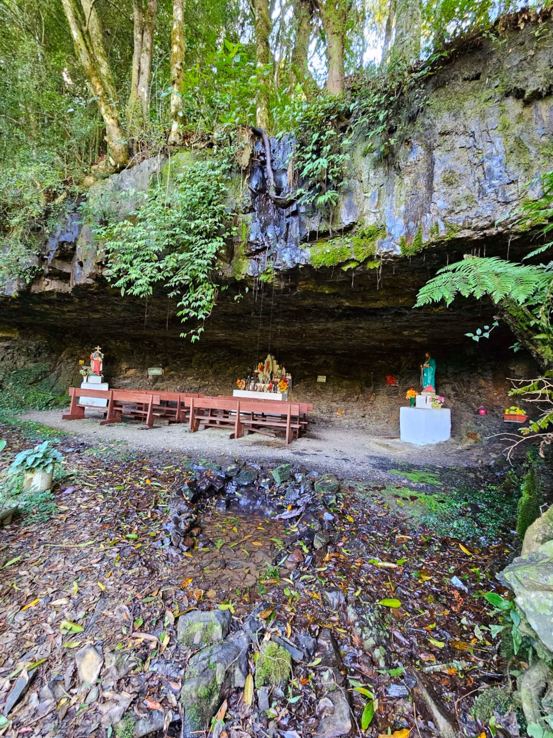 Gruta com altar rústico na Serra do Costão do Frade