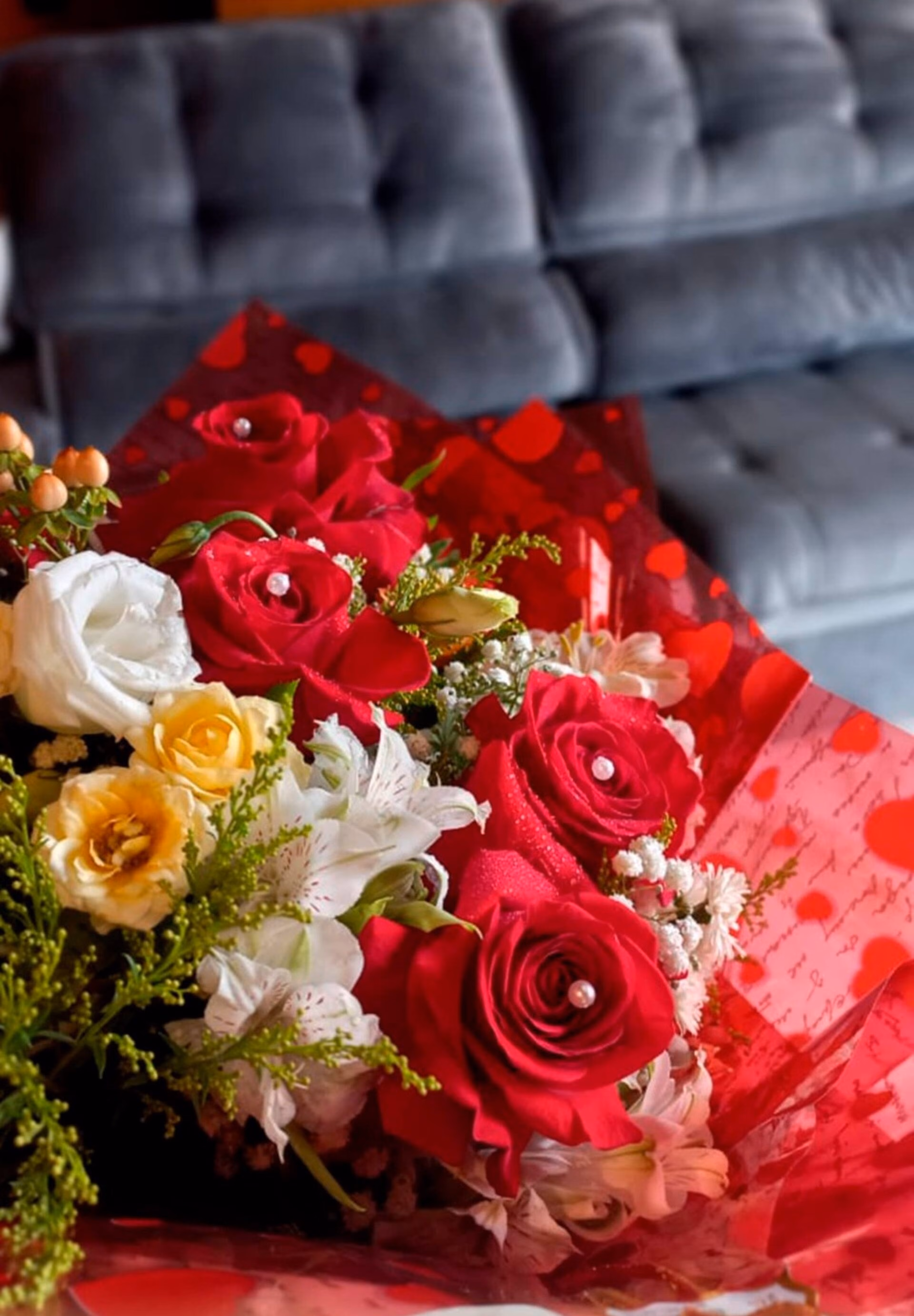 Buquê de rosas vermelhas e brancas sobre o sofá, para ocasiões especiais