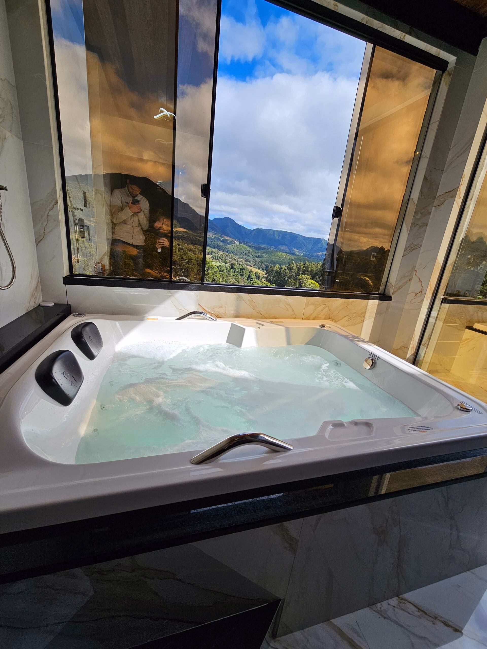 Banheira de hidromassagem do quarto com vista panorâmica para as montanhas