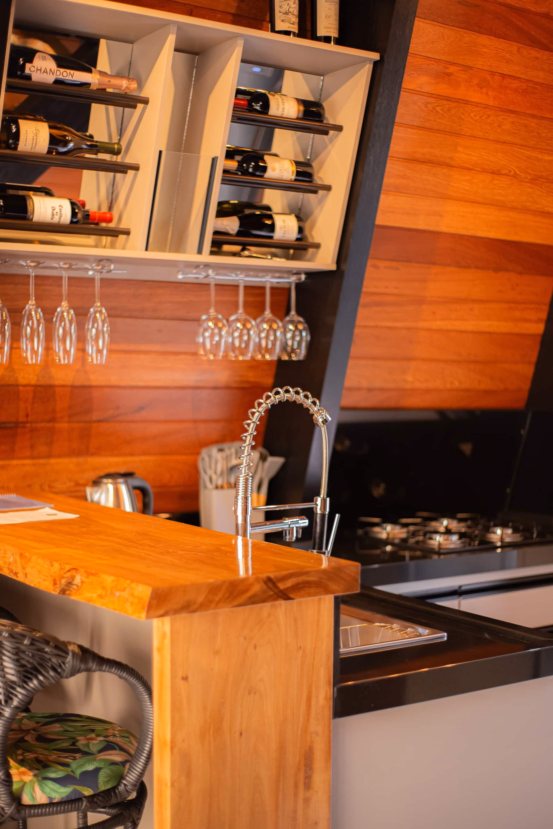 Adega e bar com garrafas de vinho, detalhe em madeira